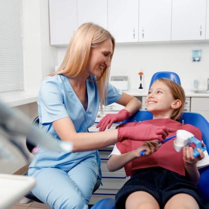 Gyermekfogászat – hogyan óvhatjuk meg a legkisebb fogak egészségét Gyermekfogászat – hogyan óvhatjuk meg a legkisebb fogak egészségét